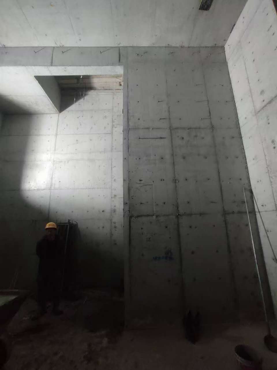 大名墙上开槽钢筋断了有影响吗